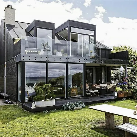 Art And Panoramic View At Trelde Naes Vakantiehuis